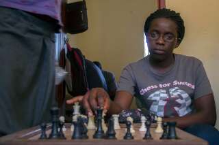 Les échecs pour échapper à un bidonville ougandais