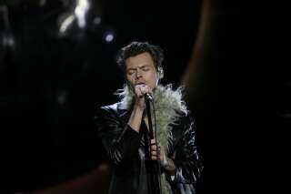 Aux Grammys, Harry Styles n'est pas passé inaperçu avec son boa