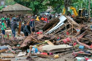 Indonésie: un tsunami fait plus d'une centaine de morts