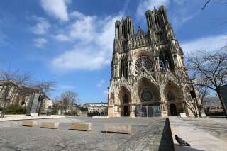 Devant la cathédrale Notre-Dame le 17 mars 2020 lors du premier confinement à Reims, dont le maire demande un 