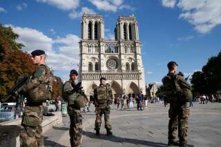 Des militaires sur le parvis de Notre-Dame de Paris en août 2017.