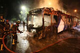 Les pompiers tentent d'éteindre un incendie dans un bus chilien