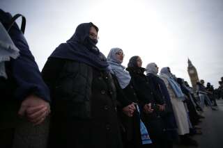 Après l'attentat de Londres, ces femmes créent une chaîne sur le pont de Westminster contre le terrorisme