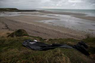 Des restes d'un bateau gonflable retrouvés sur une plage de la Manche en novembre.