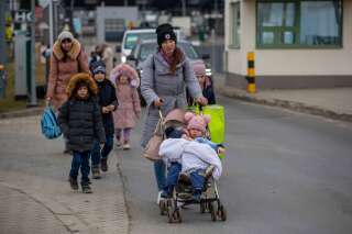 Des réfugiés arrivant au poste frontière de Medyka, en Pologne, le 6 mars 2022. (photo d'illustration)