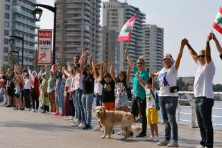 Des manifestants antigouvernementaux formant une chaîne humaine sur la promenade du front de mer, à Beyrouth, le 27 octobre 2019.