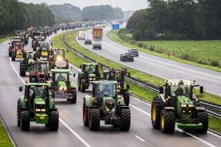 Aux Pays-Bas, des agriculteurs en tracteurs provoquent d'énormes bouchons