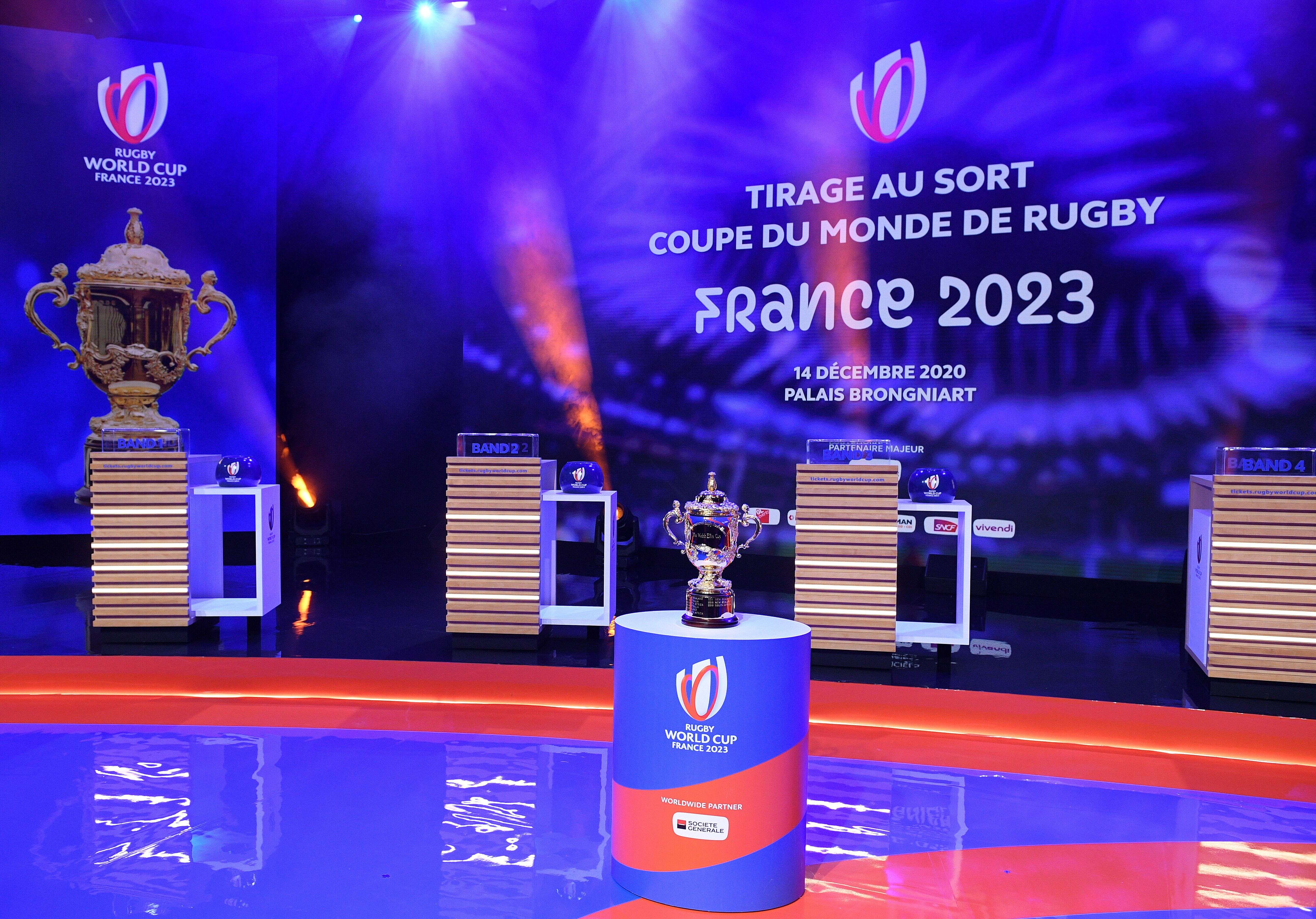 Le trophée Webb Ellis Cup de la Coupe du monde de rugby présenté au Palais Brongniart avant le tirage au sort de l'édition 2023, lundi 14 décembre 2020.
