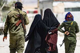 Des femmes soupçonnées d'être mariées à des jihadistes de l'Etat islamique, dans le camp de al-Hol en Syrie.