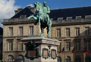 La statue de Napoléon à Rouen a été retirée pour être restaurée.