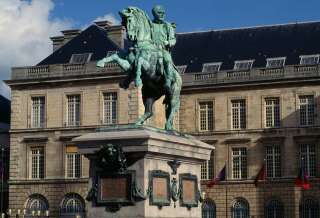 La statue de Napoléon à Rouen a été retirée pour être restaurée.