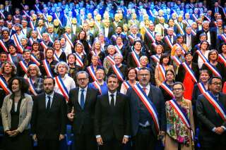 À quatre mois des municipales, Emmanuel Macron et la majorité veulent choyer les maires à l'occasion de leur congrès annuel.
