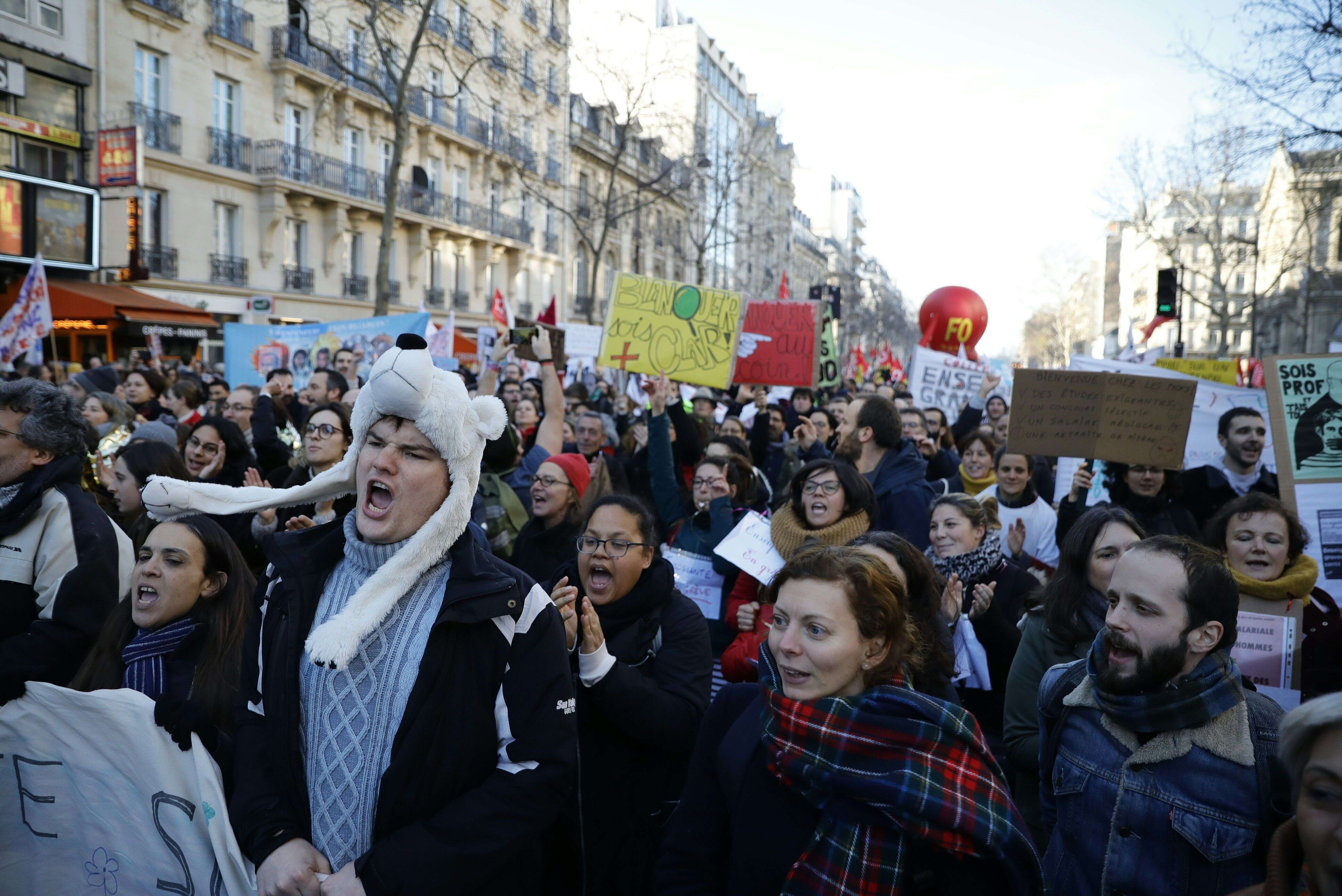Des manifestants le 16 janvier 2020 à Paris, alors que la grève des transports entre dans son 43ème jour.