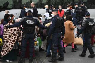 Evacuation d'un campement de migrants à Saint-Denis le 17 novembre 2020 (Photo CHRISTOPHE ARCHAMBAULT/AFP via Getty Images)