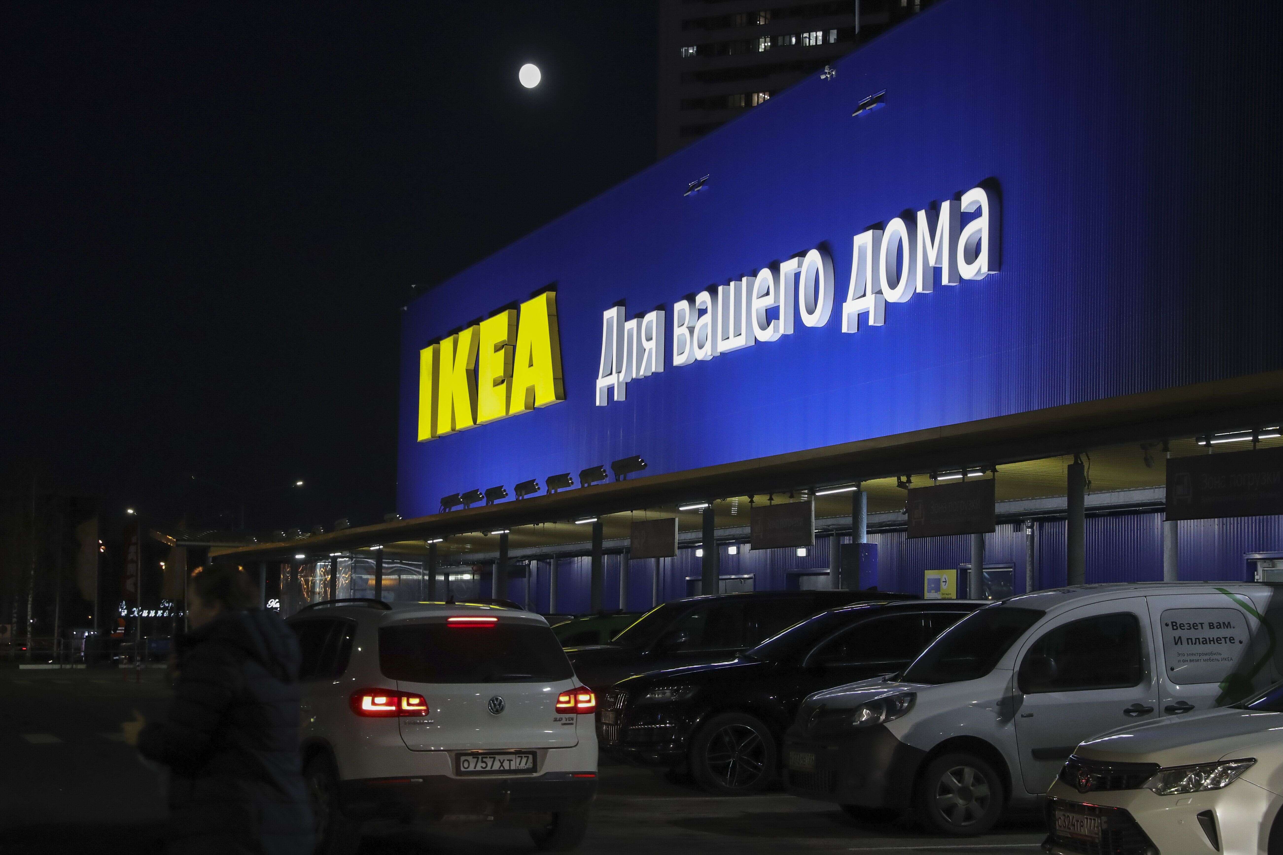 Dernière opportunité d'acheter chez Ikea pour des milliers de Russes, après l'annonce de la suspension des activités du groupe suédois en Russie.