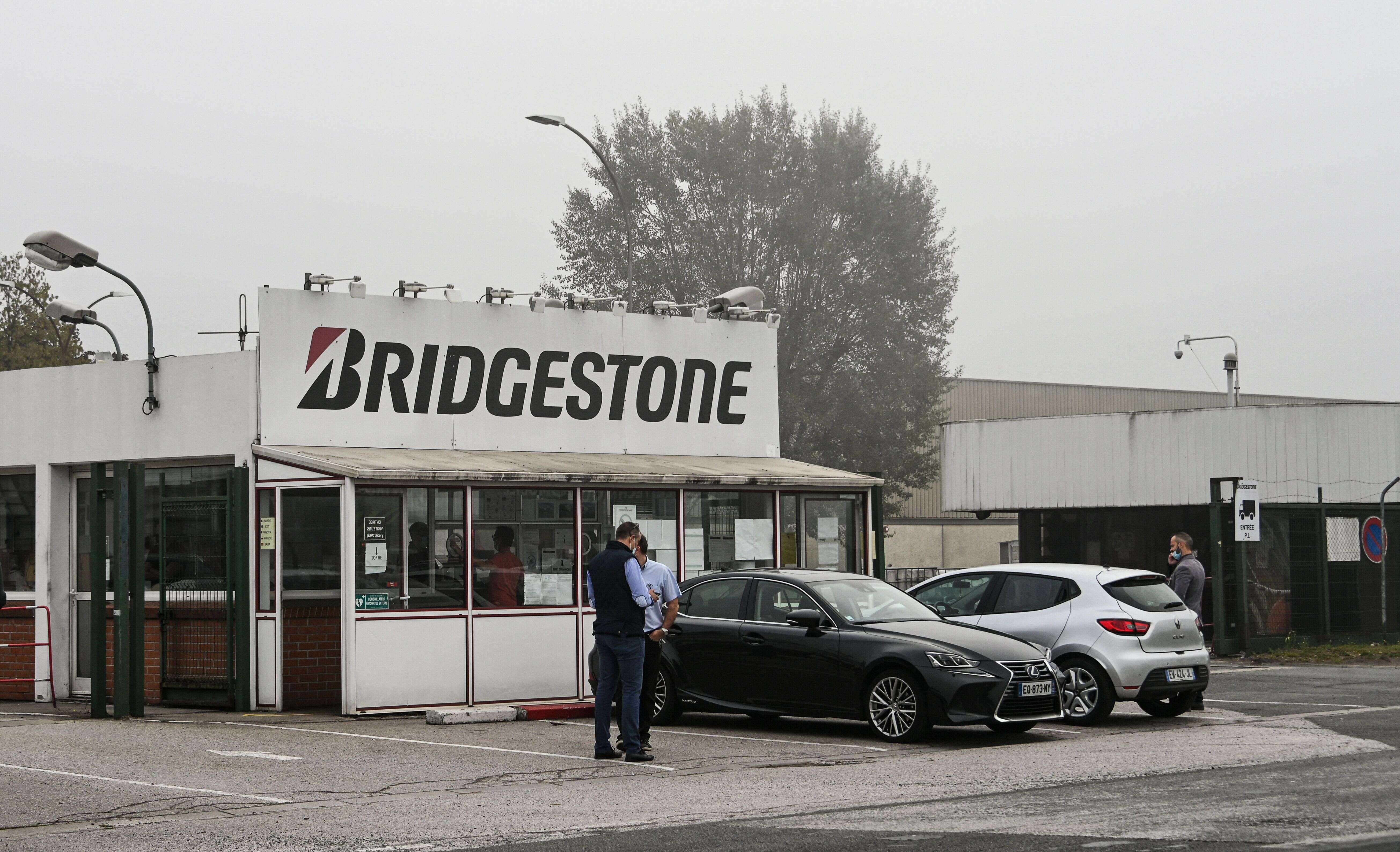 L'entrée de l'usine Bridgestone de Béthune, menacée de fermerture, ce mercredi 16 septembre. (Photo DENIS CHARLET / AFP)
