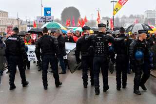 Des policiers déployés devant les opposants à la réforme des retraites réunis à Angoulême ce jeudi 30 janvier.