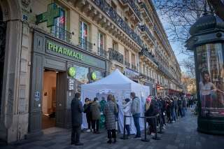 Une file d'attente pour des tests Covid devant une pharmacie à Paris, le 1er janvier 2022.