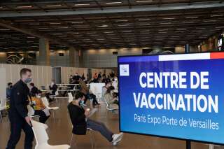 Jean Castex va annoncer ce jeudi un avancement de la date à partir de laquelle tous les Français majeurs peuvent se faire vacciner contre le covid-19 (photo d'illustration prise le 15 mai au centre de vaccination de la Porte de Versailles, à Paris).