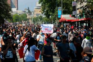 Des manifestants protestent contre les conditions économiques inégalitaires et la répression violente qui a fait plusieurs morts, brandissant le slogan 