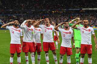 L'équipe de foot de Turquie a effectué un salut militaire lors de son égalisation face à la France