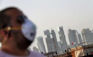 Au Qatar, trois ans de prison pour non-port du masque (photo prétexte d'un homme portant un masque au Qatar)
