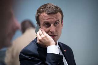 Emmanuel Macron photographié au téléphone lors d'un sommet du G7en juillet 2017 (illustration)