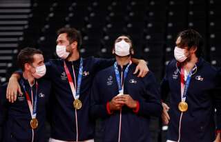 Les douze membres de l'équipe de France de volley dont Kevin Tillie et Earvin Ngapeth, ici au centre, toucheront chacun 65.000 euros pour leur médaille d'or aux Jeux olympiques de Tokyo.