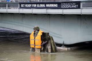 Le zouave de la Seine habillé d'un gilet de sauvetage géant pour la bonne cause