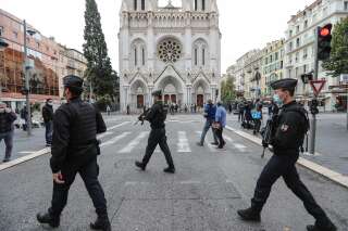 Six personnes sont désormais en garde à vue dans l'enquête sur l'attentat au couteau à Nice (ici devant la basilique Notre-Dame de l'Assomption le 31 octobre).