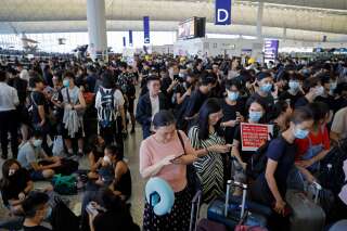 Des passagers bloqués à l'aéroport de Hong Kong le 12 août.