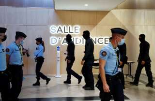 Des gendarmes sécurisent la première audience des attentats du 13-novembre ce mercredi 8 septembre 2021. REUTERS/Gonzalo Fuentes