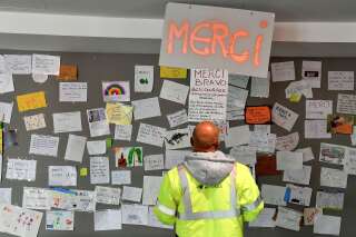 Les éboueurs affichent sur le mur du dépôt d'Eysines les messages de soutien qu'ils récoltent sur leur parcours dans l'agglomération de Bordeaux, ici le 16 avril 2020. Une première pour un métier qui n'est habituellement ni reconnu ni valorisé.