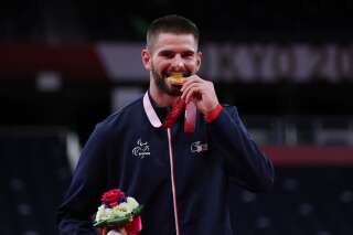 L'athlète Lucas Mazur après avoir remporté la médaille d'or en badminton dimanche 5 septembre 2021 aux Jeux paralympiques de Tokyo.