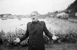 L'homme politique Marc Bécam, décédé le 21 avril 2021, sur les lieux de la marée noire causée par le naufrage du pétrolier Amoco Cadiz le 26 mars 1978 à Portsall, France. (Photo by Laurent MAOUS/Gamma-Rapho via Getty Images)