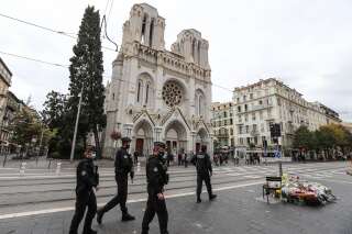 Des policiers patrouillant dans la zone autour de la basilique Notre-Dame de l'Assomption à Nice, le 31 octobre 2020.