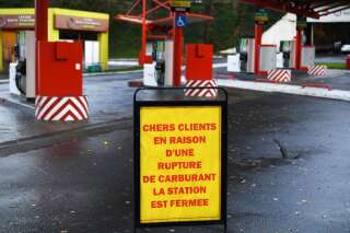 Depuis vendredi 29 novembre, des professionnels du BTP bloquent des dépôts pétroliers dans l'ouest de la France, pour protester contre la suppression d'un avantage fiscal.