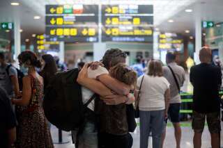 Une procédure dérogatoire mise en place pour les couples binationaux séparés par le Covid (photo d'illustration des retrouvailles d'un couple à l'aéroport de Barcelone le 1er juillet)