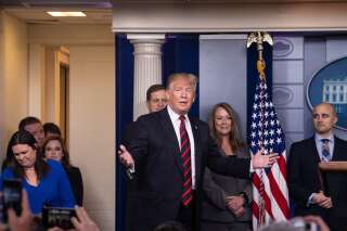 Trump apparaît pour la première fois dans la salle de presse de la Maison Blanche