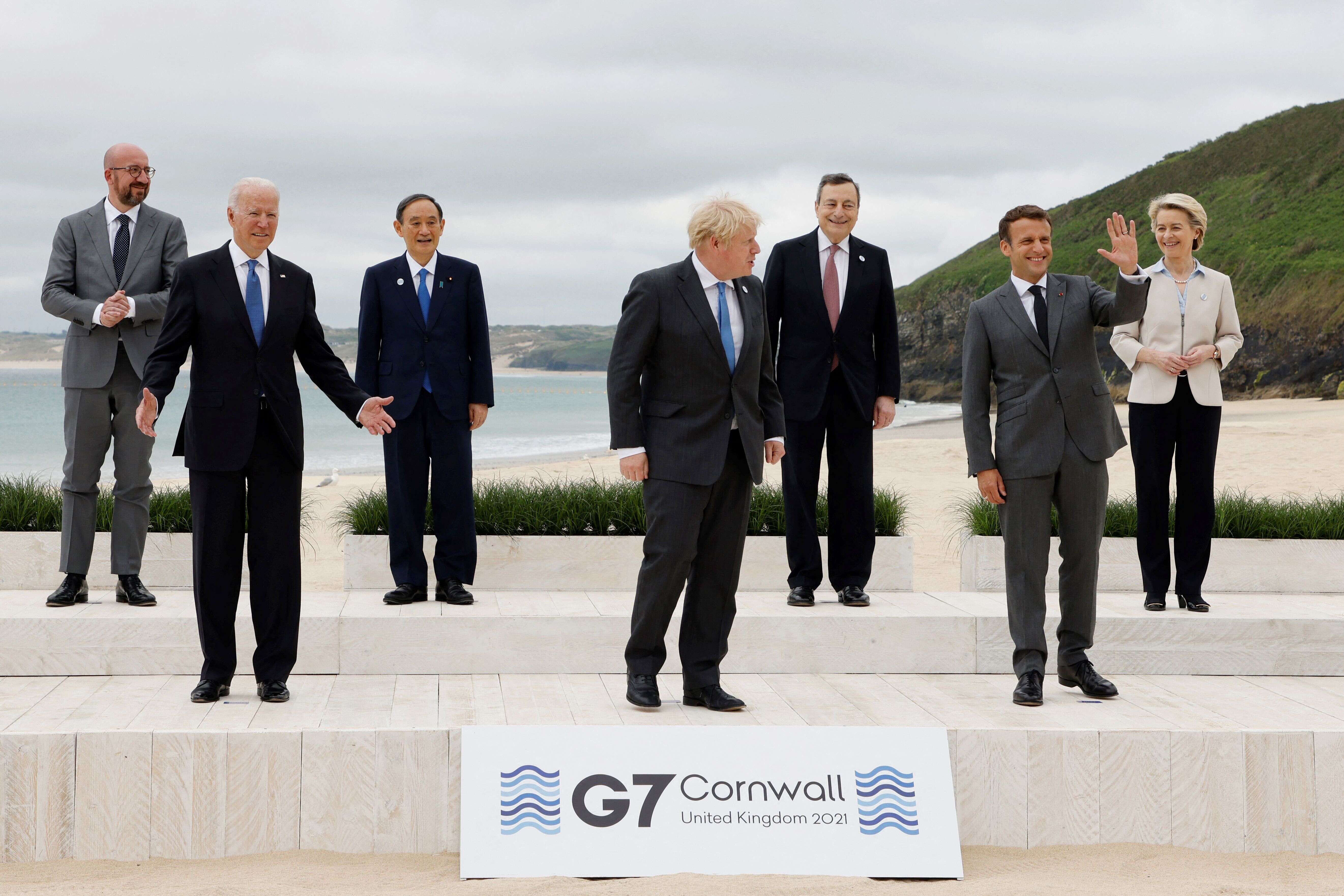 Le G7 s'est ouvert ce vendredi 11 juin en Cornouailles (de gauche à droite le président du Conseil européen Charles Michel, le président des États-Unis Joe Biden, le Premier ministre japonais Yoshihide Suga, celui du Royaume-Uni Boris Johnson, celui de l'Italie Mario Draghi, le président français Emmanuel Macron et la présidente de la Commission européenne Ursula von der Leyen).