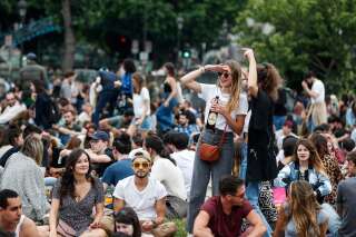 Des personnes célébrant la fête de la musique près du Canal Saint-Martin à Paris, le 21 juin 2020, après des semaines de confinement pour lutter contre le Covid-19