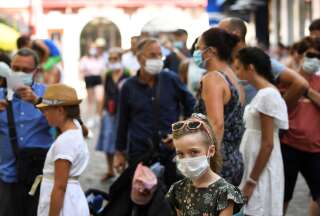 Touristes et habitants portent un masque dans le quartier de Montmartre, à Paris, le 11 août 2020. Le masque a été rendu obligatoire par la maire pour lutter contre l'augmentation des cas de Covid-19. (Photo ALAIN JOCARD/AFP via Getty Images)