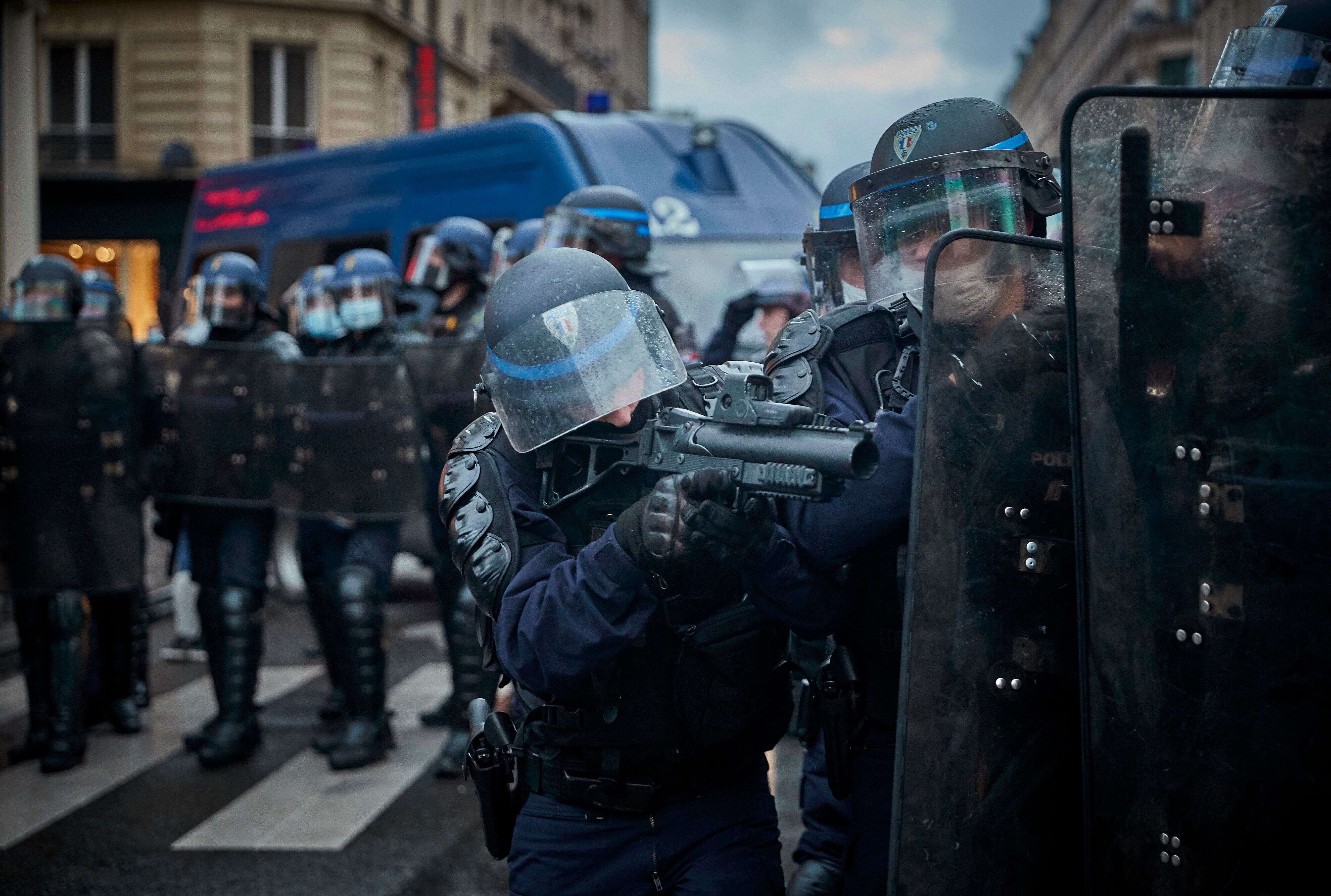 La police française armée de LBD durant la manifestation contre la loi Sécurité Globale, le 12 décembre 2020 à Paris. (Photo Kiran Ridley/Getty Images)