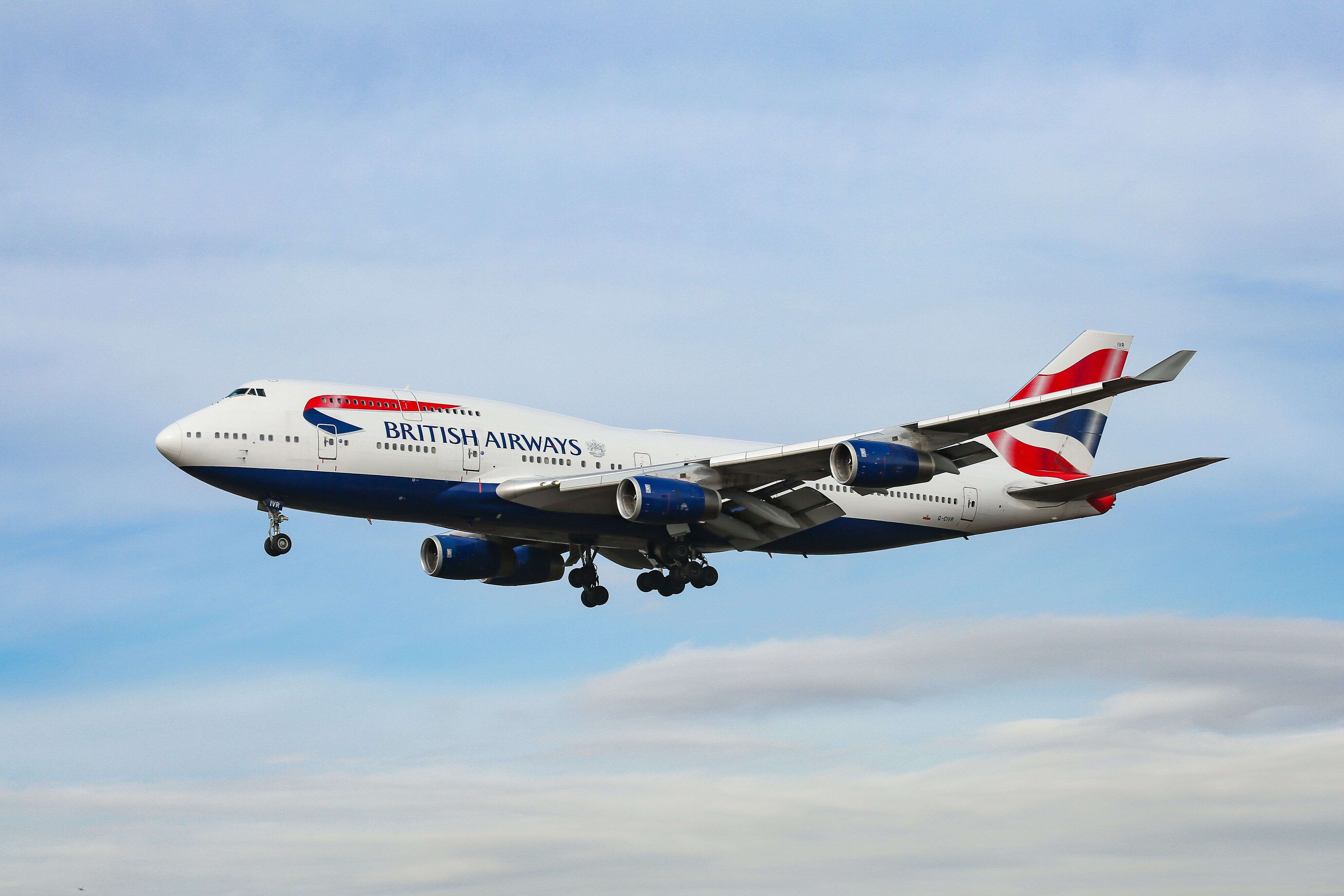 C'est un Boeing 747 de la British Airways qui a battu le record (hors vols supersoniques) de la traversée de l'Atlantique.