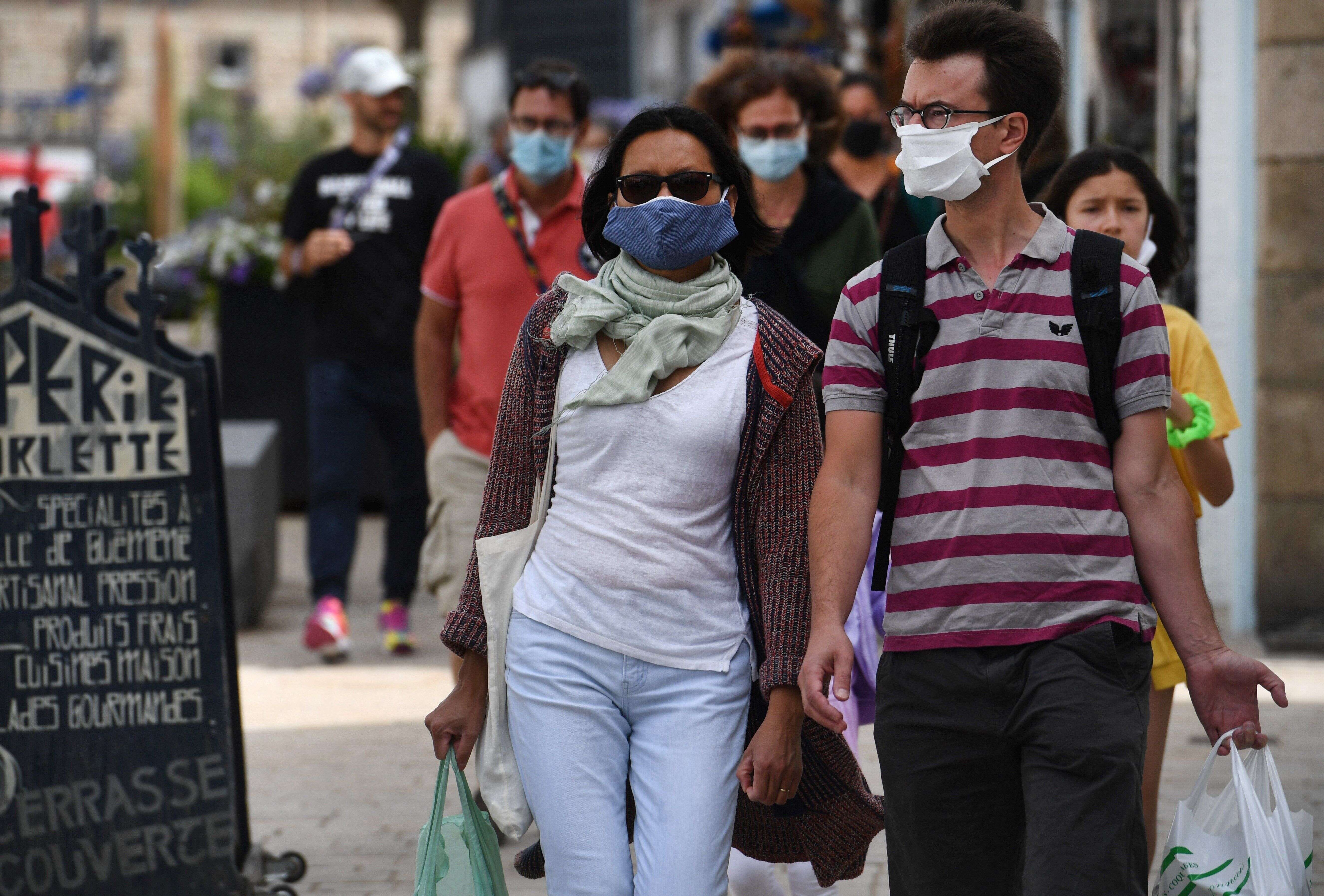 Des badauds dans les rues de Quiberon, où le port du masque est obligatoire