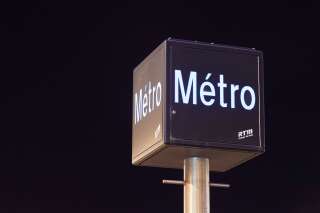 Enquête ouverte après la mort d'un usager du métro lors d'un contrôle à Marseille (Photo d'illustration: Panneau de signalement du métro marseillais. Gwengoat via Getty Images)