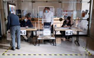 Lors du second tour des élections municipales qui se sont déroulées le 28 juin 2020, ici à Paris. (REUTERS/Christian Hartmann)