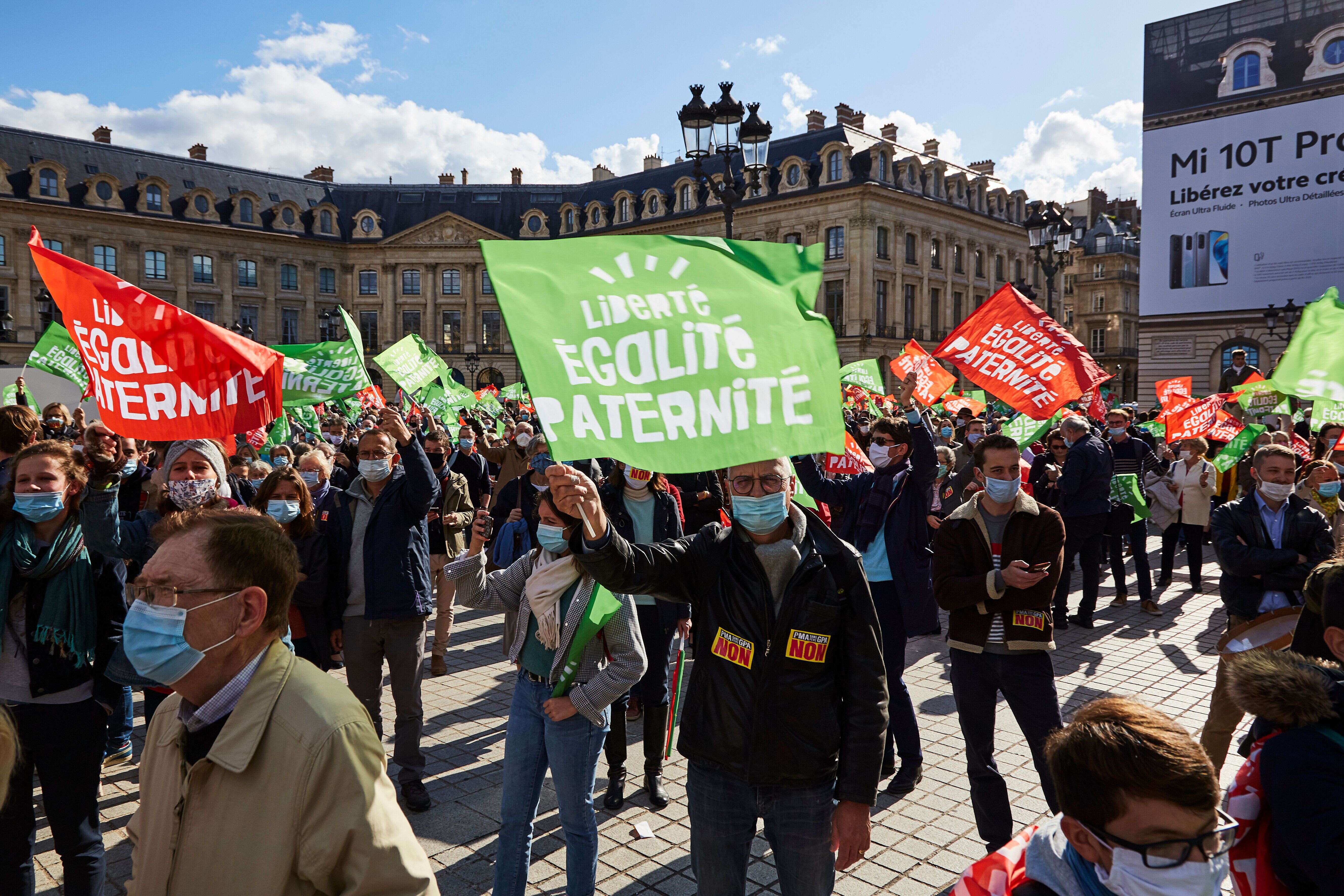 Le 10 octobre, une manifestation contre l'ouverture de la PMA aux couples de femmes et aux femmes seules a eu lieu à Paris. La photo de deux hommes s'embrassant puis exfiltrés a ensuite donné lieu à une controverse.