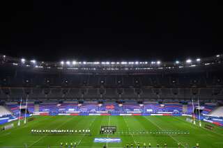 Les joueurs du XV du France et de l'Irlande dans le stade de France vide avant leur match du Tournoi des six nations reporté, le 31 octobre 2020.