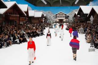 Pour le dernier défilé Chanel de l'ère Lagerfeld, le Grand Palais devient une station de ski